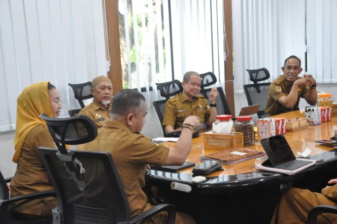 
 Wali Kota Palu Hadianto Rasyid bersama Wakil Wali Kota Imelda Liliana Muhidin memimpin rapat penguatan reformasi birokrasi bersama pimpinan OPD di ruang kerja wali kota, Senin (23/02/2026). Foto: IM/Pemkot Palu