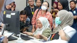 Wakil Gubernur Sulteng Reny Lamadjido Pemerintah memantau langsung proses pelayanan kesehatan gratis melalui Program BERANI Sehat di salah satu fasilitas layanan kesehatan. Foto: Pemprov Sulteng 