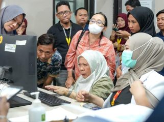 Wakil Gubernur Sulteng Reny Lamadjido Pemerintah memantau langsung proses pelayanan kesehatan gratis melalui Program BERANI Sehat di salah satu fasilitas layanan kesehatan. Foto: Pemprov Sulteng 