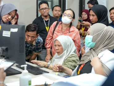 Wakil Gubernur Sulteng Reny Lamadjido Pemerintah memantau langsung proses pelayanan kesehatan gratis melalui Program BERANI Sehat di salah satu fasilitas layanan kesehatan. Foto: Pemprov Sulteng 