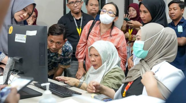 Wakil Gubernur Sulteng Reny Lamadjido Pemerintah memantau langsung proses pelayanan kesehatan gratis melalui Program BERANI Sehat di salah satu fasilitas layanan kesehatan. Foto: Pemprov Sulteng 