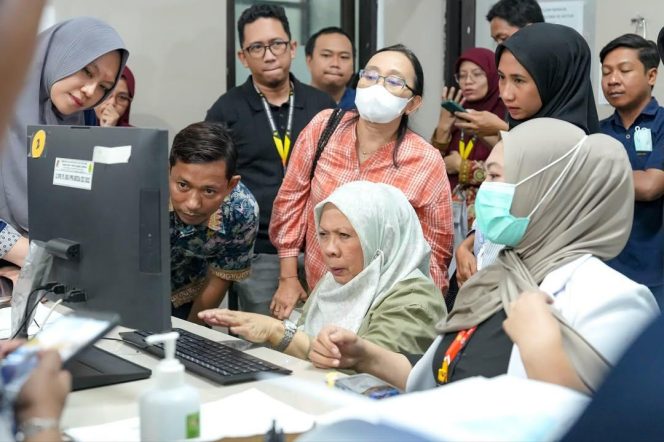 
 Wakil Gubernur Sulteng Reny Lamadjido Pemerintah memantau langsung proses pelayanan kesehatan gratis melalui Program BERANI Sehat di salah satu fasilitas layanan kesehatan. Foto: Pemprov Sulteng 