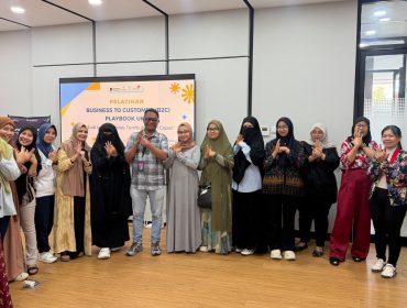 Peserta pelatihan B2C Playbook UKM berfoto bersama usai kegiatan Join Insight yang digelar Telkom Witel Sulbagteng di Palu, Rabu (11/02/2026). Foto: Telkom Sulbagteng