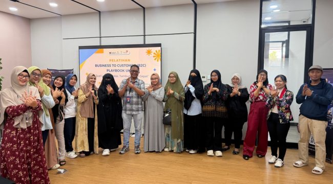 Peserta pelatihan B2C Playbook UKM berfoto bersama usai kegiatan Join Insight yang digelar Telkom Witel Sulbagteng di Palu, Rabu (11/02/2026). Foto: Telkom Sulbagteng