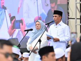 Gubernur Anwar Hafid dan Wakil Gubernur Reny Lamadjido saat peringatan setahun kepemimpinan di Masjid Raya Baitul Khairaat, Palu. Foto: Pemprov Sulteng 