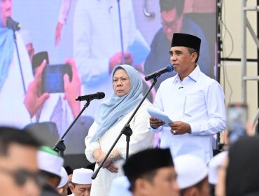 Gubernur Anwar Hafid dan Wakil Gubernur Reny Lamadjido saat peringatan setahun kepemimpinan di Masjid Raya Baitul Khairaat, Palu. Foto: Pemprov Sulteng 