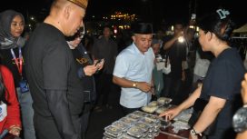Wali Kota Palu Hadianto Rasyid bersama jajaran Pemkot dan BTN membuka Weekend Ramadhan Night di Lapangan Vatulemo, Sabtu malam (21/2/2026). Foto: Dok. Pemkot Palu 