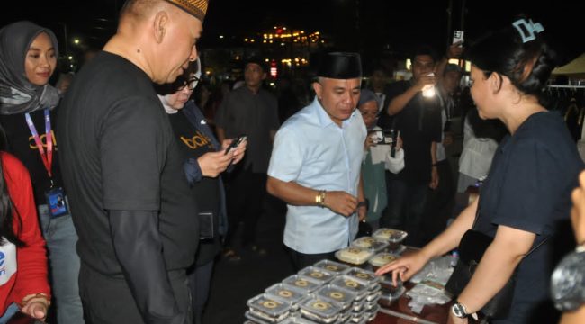 Wali Kota Palu Hadianto Rasyid bersama jajaran Pemkot dan BTN membuka Weekend Ramadhan Night di Lapangan Vatulemo, Sabtu malam (21/2/2026). Foto: Dok. Pemkot Palu 