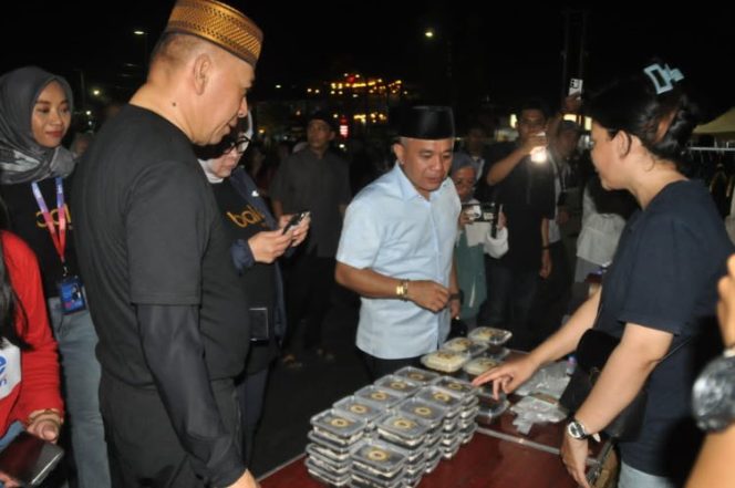 
 Wali Kota Palu Hadianto Rasyid bersama jajaran Pemkot dan BTN membuka Weekend Ramadhan Night di Lapangan Vatulemo, Sabtu malam (21/2/2026). Foto: Dok. Pemkot Palu 