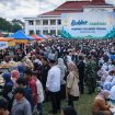 Ribuan warga memadati halaman Kantor Gubernur Sulawesi Tengah saat pelaksanaan Bukber Nambaso Ramadan 2026. Pemprov Sulteng menyiapkan 10.000 porsi makanan gratis yang disuplai pelaku UMKM lokal. Foto: Ilustrasi/AI