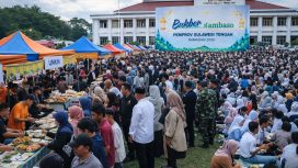 Ribuan warga memadati halaman Kantor Gubernur Sulawesi Tengah saat pelaksanaan Bukber Nambaso Ramadan 2026. Pemprov Sulteng menyiapkan 10.000 porsi makanan gratis yang disuplai pelaku UMKM lokal. Foto: Ilustrasi/AI