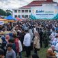 Ribuan warga memadati halaman Kantor Gubernur Sulawesi Tengah saat pelaksanaan Bukber Nambaso Ramadan 2026. Pemprov Sulteng menyiapkan 10.000 porsi makanan gratis yang disuplai pelaku UMKM lokal. Foto: Ilustrasi/AI
