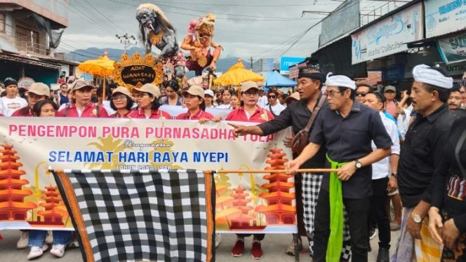 
 Bupati Erwin Burase melepas peserta pawai ogoh-ogoh di Desa Tolai menjelang Hari Raya Nyepi. Foto: Pemkab Parimo