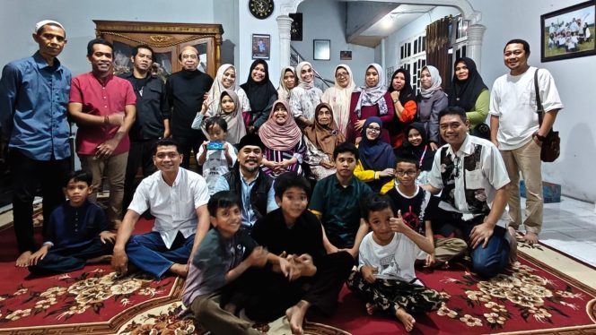 
 Burase Family mengabadikan momen kebersamaan usai kegiatan buka puasa bersama yang digelar dalam suasana bulan suci Ramadan. Foto: Istimewa 