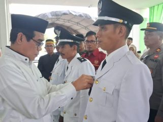 Bupati Parigi Moutong Erwin Burase menyematkan tanda jabatan kepada kepala desa antar waktu saat pelantikan di Kabupaten Parigi Moutong, Selasa (10/3/2026). Foto: Pemda Parigi Moutong 