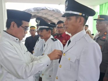 Bupati Parigi Moutong Erwin Burase menyematkan tanda jabatan kepada kepala desa antar waktu saat pelantikan di Kabupaten Parigi Moutong, Selasa (10/3/2026). Foto: Pemda Parigi Moutong 