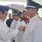 Bupati Parigi Moutong Erwin Burase menyematkan tanda jabatan kepada kepala desa antar waktu saat pelantikan di Kabupaten Parigi Moutong, Selasa (10/3/2026). Foto: Pemda Parigi Moutong 