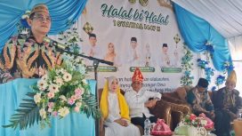 Erwin Burase berbicara di hadapan masyarakat saat halal bihalal di Pantai Wisata Ampera Tomini.
