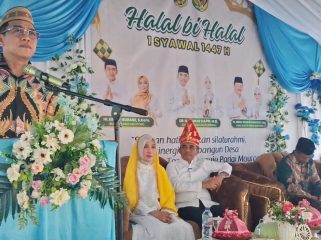 Erwin Burase berbicara di hadapan masyarakat saat halal bihalal di Pantai Wisata Ampera Tomini.