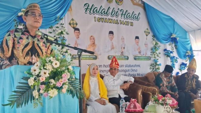 
 Erwin Burase berbicara di hadapan masyarakat saat halal bihalal di Pantai Wisata Ampera Tomini.