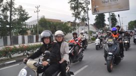 Hadianto Rasyid bersama Irmayanti Pettalolo meninjau kawasan permukiman di sejumlah titik di Kota Palu dengan mengendarai sepeda motor, Kamis (26/3/2026). Foto: Jufri/Pemkot Palu 