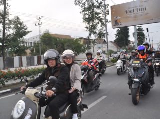 Hadianto Rasyid bersama Irmayanti Pettalolo meninjau kawasan permukiman di sejumlah titik di Kota Palu dengan mengendarai sepeda motor, Kamis (26/3/2026). Foto: Jufri/Pemkot Palu