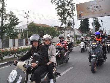 Hadianto Rasyid bersama Irmayanti Pettalolo meninjau kawasan permukiman di sejumlah titik di Kota Palu dengan mengendarai sepeda motor, Kamis (26/3/2026). Foto: Jufri/Pemkot Palu