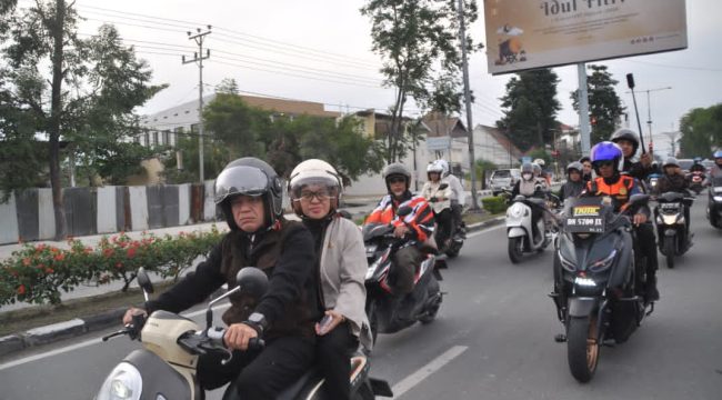 Hadianto Rasyid bersama Irmayanti Pettalolo meninjau kawasan permukiman di sejumlah titik di Kota Palu dengan mengendarai sepeda motor, Kamis (26/3/2026). Foto: Jufri/Pemkot Palu 