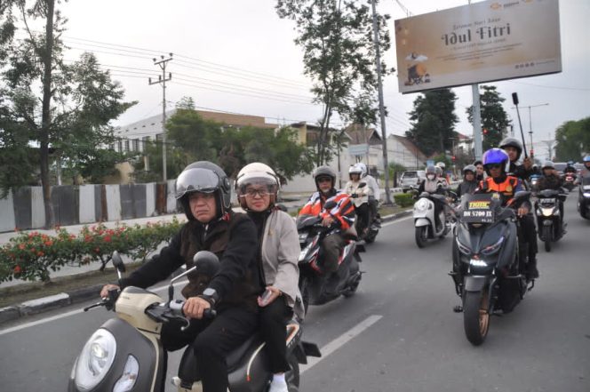 
 Hadianto Rasyid bersama Irmayanti Pettalolo meninjau kawasan permukiman di sejumlah titik di Kota Palu dengan mengendarai sepeda motor, Kamis (26/3/2026). Foto: Jufri/Pemkot Palu 