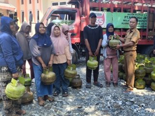 Warga menerima bantuan LPG 3 Kg gratis dalam program distribusi pemerintah daerah di Parigi Moutong. Foto: Pemkab Parimo