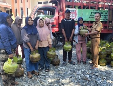 Warga menerima bantuan LPG 3 Kg gratis dalam program distribusi pemerintah daerah di Parigi Moutong. Foto: Pemkab Parimo