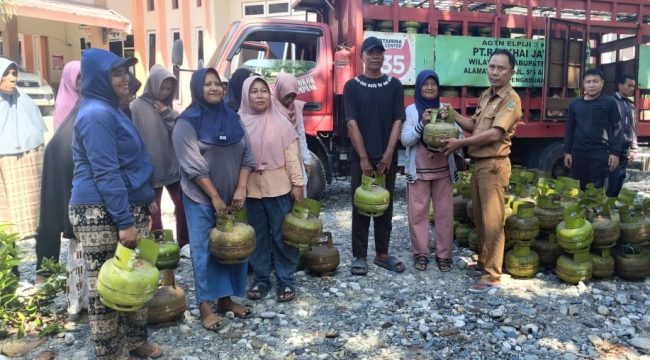 Warga menerima bantuan LPG 3 Kg gratis dalam program distribusi pemerintah daerah di Parigi Moutong. Foto: Pemkab Parimo