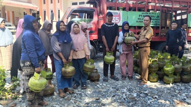 
 Warga menerima bantuan LPG 3 Kg gratis dalam program distribusi pemerintah daerah di Parigi Moutong. Foto: Pemkab Parimo