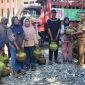 Warga menerima tabung LPG gratis di Parigi Moutong.