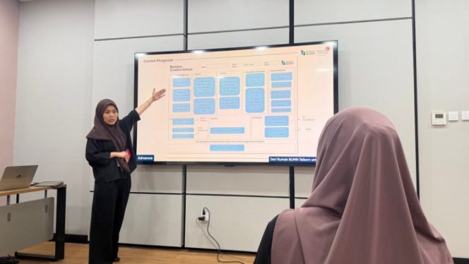 
 Fasilitator dari Rumah BUMN Telkom Palu memaparkan materi penyusunan business plan kepada pelaku UMKM dalam pelatihan yang digelar di Kantor Telkom Witel Sulbagteng, Palu. Foto: Dok.Telkom