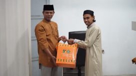 Safari Ramadan, Kepala Diskominfosantik Palu, Muh. Akhir Armansyah serahkan bingkisan untuk Masjid Halimah Sadiyah. Foto: Pemkot Palu 