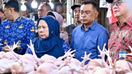 Reny A. Lamadjido memantau harga bahan pokok saat sidak di pasar tradisional Kota Palu menjelang Lebaran. Foto: Pemprov Sulteng 