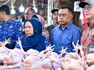 Reny A. Lamadjido memantau harga bahan pokok saat sidak di pasar tradisional Kota Palu menjelang Lebaran. Foto: Pemprov Sulteng 