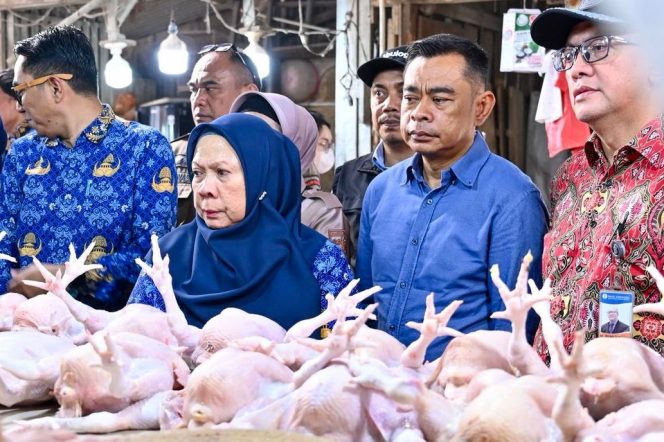 
 Reny A. Lamadjido memantau harga bahan pokok saat sidak di pasar tradisional Kota Palu menjelang Lebaran. Foto: Pemprov Sulteng 