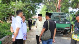 Bupati Parigi Moutong Erwin Burase lihat langsung penebangan pohon Berisiko di Parigi Moutong. Foto: Pemda Parigi Moutong 