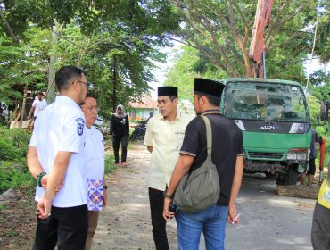 Bupati Parigi Moutong Erwin Burase lihat langsung penebangan pohon Berisiko di Parigi Moutong. Foto: Pemda Parigi Moutong