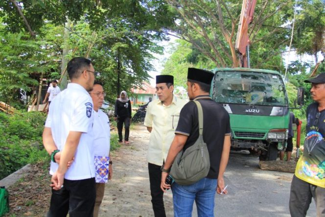 
 Bupati Parigi Moutong Erwin Burase lihat langsung penebangan pohon Berisiko di Parigi Moutong. Foto: Pemda Parigi Moutong 