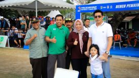 Bupati Parigi Moutong Erwin Burase menyaksikan pertandingan Berlian Tomoli di semifinal Piala Gubernur Sulawesi Tengah. Foto: Pemda Parigi Moutong 