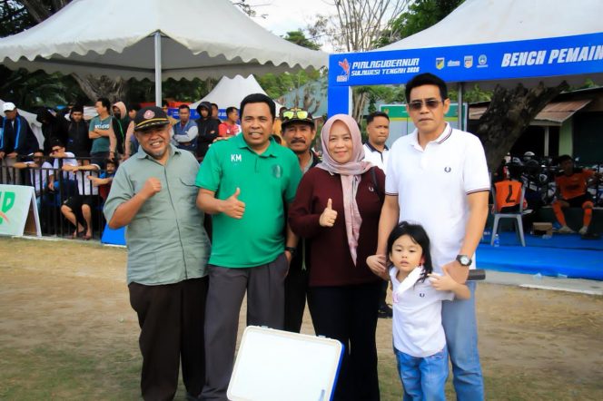 
 Bupati Parigi Moutong Erwin Burase menyaksikan pertandingan Berlian Tomoli di semifinal Piala Gubernur Sulawesi Tengah. Foto: Pemda Parigi Moutong 