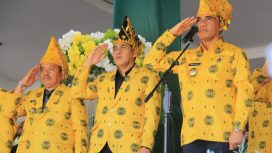 Gubernur Sulteng Anwar Hafid bersama Bupati Parigi Moutong Erwin Burase tengah mengikuti upacara HUT ke-24 Parigi Moutong, Jumat (10/4/2026). Foto: Pemda Parigi Moutong