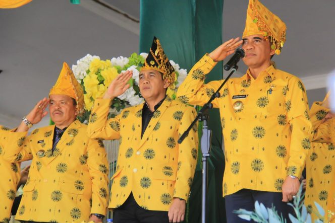 
 Gubernur Sulteng Anwar Hafid bersama Bupati Parigi Moutong Erwin Burase tengah mengikuti upacara HUT ke-24 Parigi Moutong, Jumat (10/4/2026). Foto: Pemda Parigi Moutong 