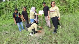 Pemkab Parigi Moutong aksi penghijauan menanam bibit pohon di bantaran sungai Desa Tanahlanto, Torue, dalam rangka mitigasi perubahan iklim. Foto: Dok. Pemda Parigi Moutong