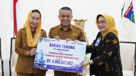 Hadianto Rasyid Terima Dividen dan CSR dari Bank Sulteng. Foto: Dok. Diskominfo Kota Palu