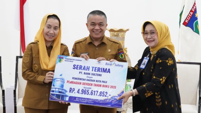 
 Hadianto Rasyid Terima Dividen dan CSR dari Bank Sulteng. Foto: Dok. Diskominfo Kota Palu