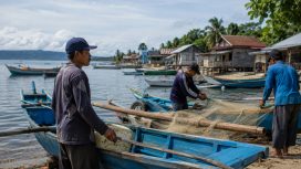 Ilustrasi nelayan di desa pesisir pagi hari. Foto: PPID/AI